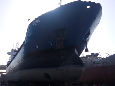 Trabajo de mantenimiento en buque de carga Pera